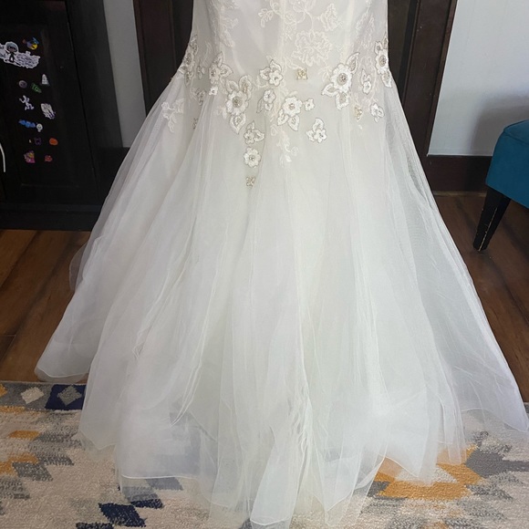 Beautiful by Enzoani Wedding Gown Size 24 NWOT - Picture 3 of 14